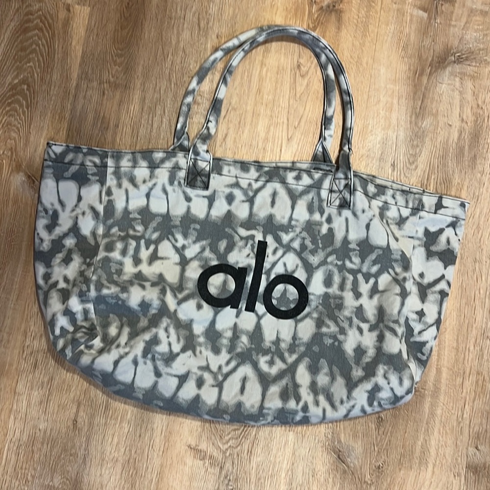 alo yoga tote bag